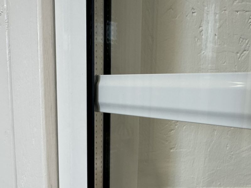 Närbild på 26 mm spröjsprofil mellan glasrutorna på ett isolerglasfönster. | Mekoflex Uterum